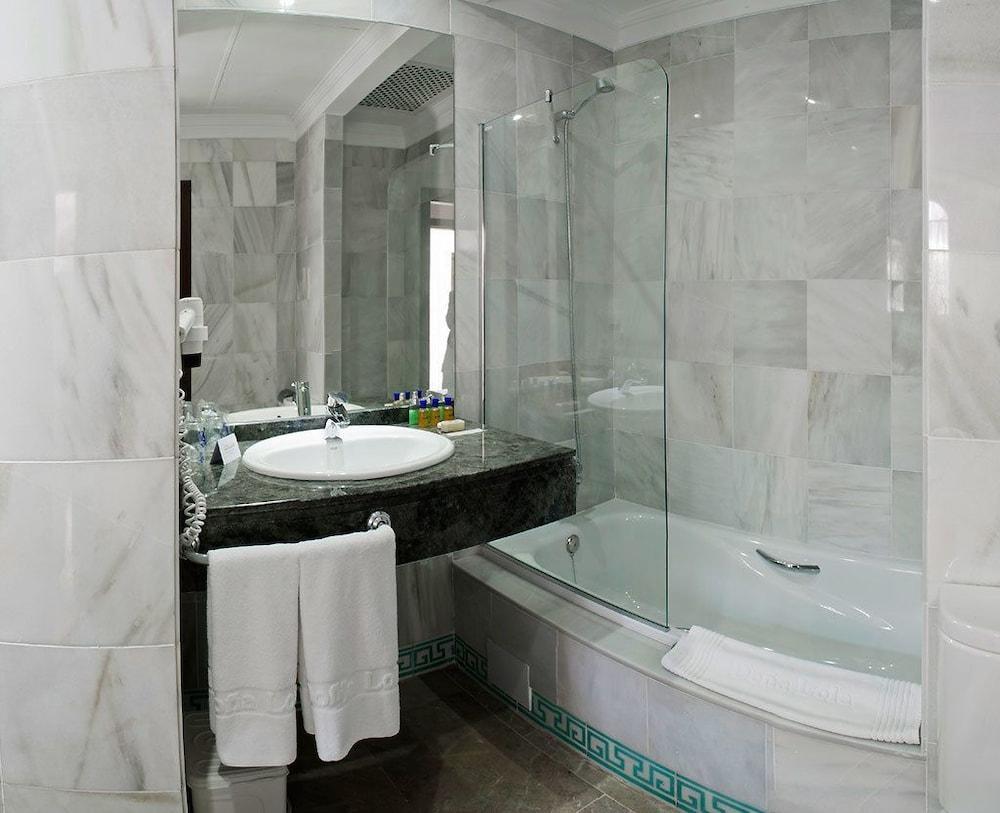 Dona Lola Zahara Hotel