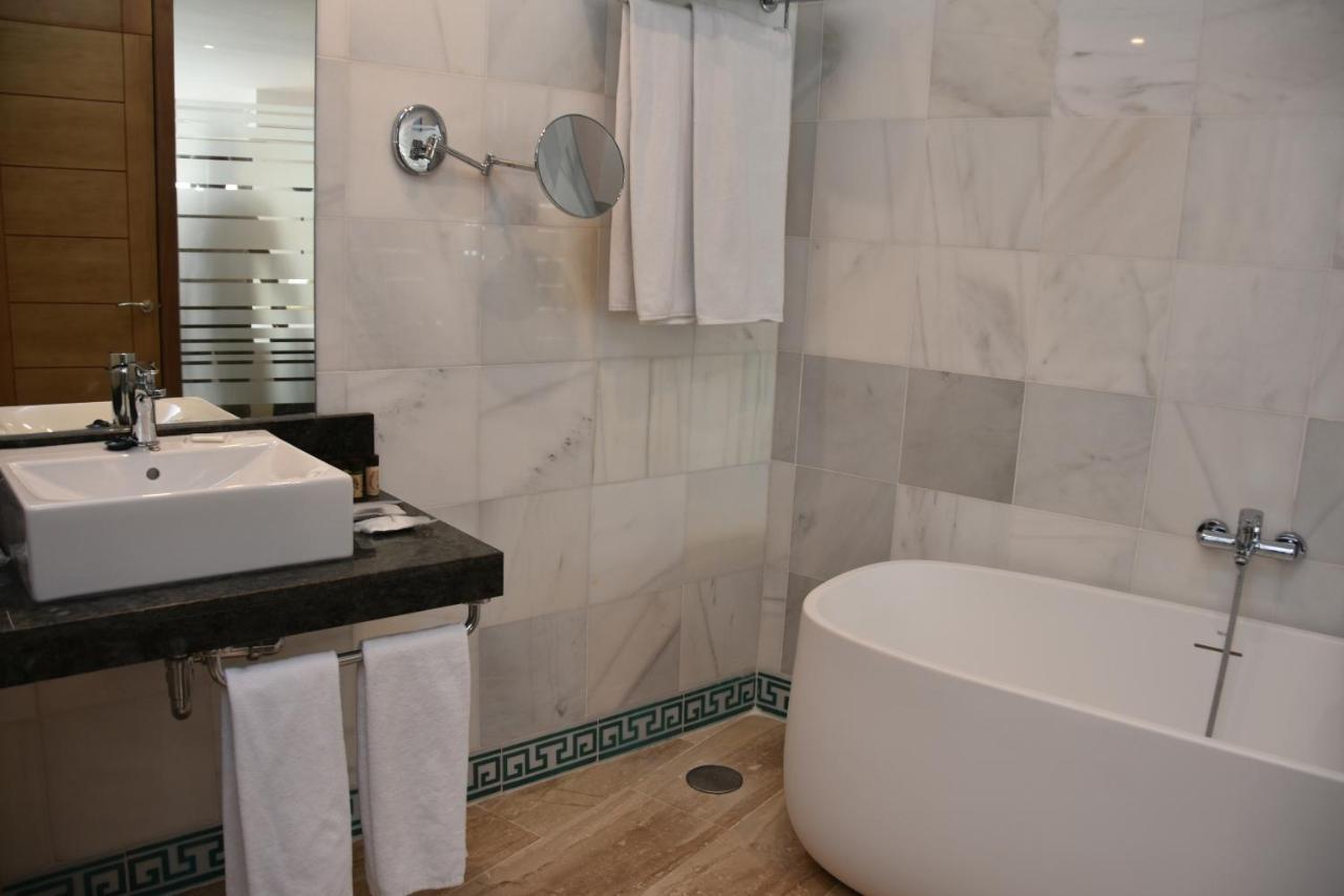 Hotel Dona Lola Zahara 4*