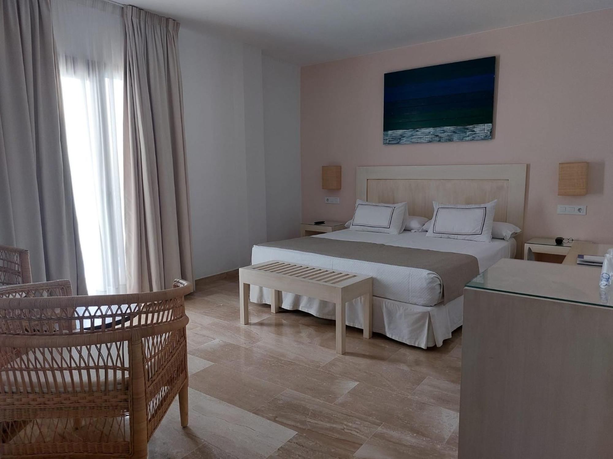 Dona Lola Zahara Hotel 4*