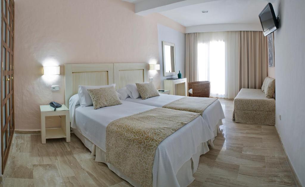 Hotel Dona Lola Zahara 4*