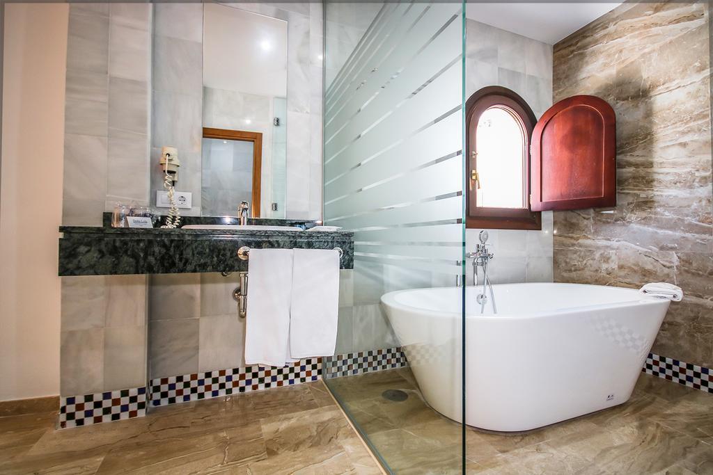 Dona Lola Zahara Hotel