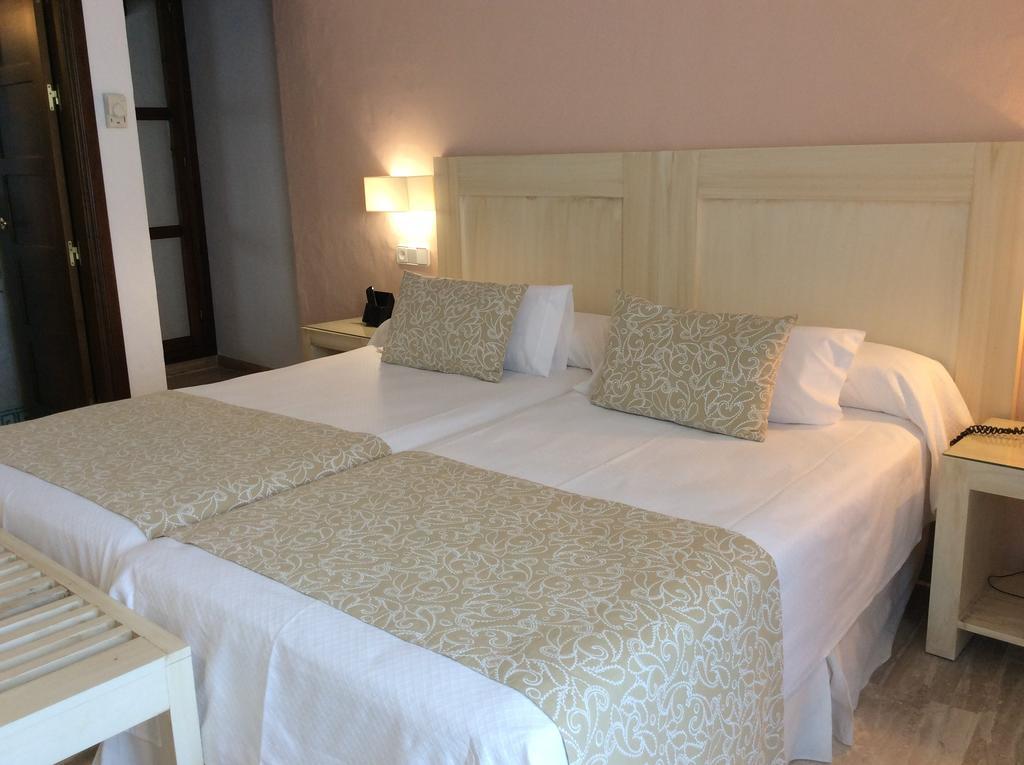 Dona Lola Zahara Hotel